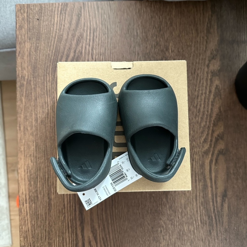 Adidas Kids Yeezy Slide Dark Gray - Picture 6 of 7